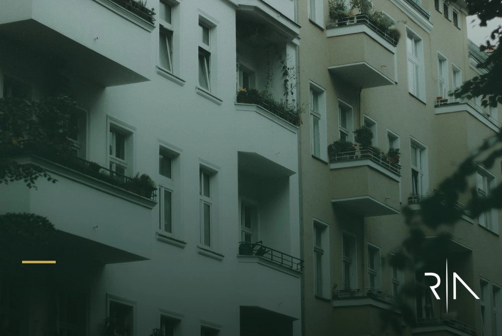 Antalya'da Ortak Alan İşgali Davaları: Balkon Kapatma, Çatı ve Bahçe Uyuşmazlıklarında Haklarınız